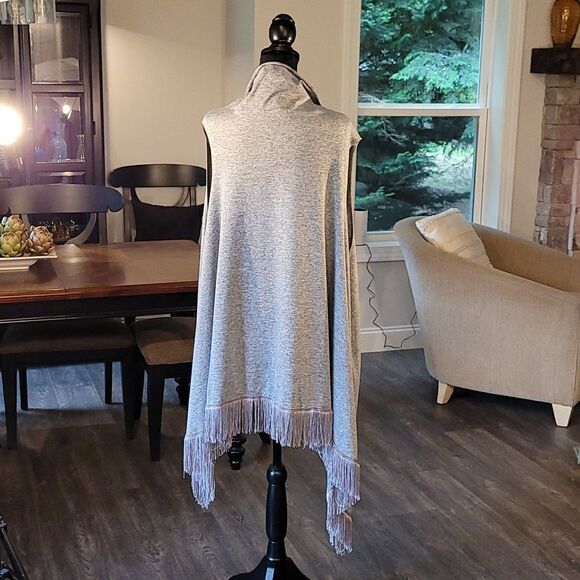 Mismad Style Gray Fringed Acrylic Cover Up - Picture 3 of 7